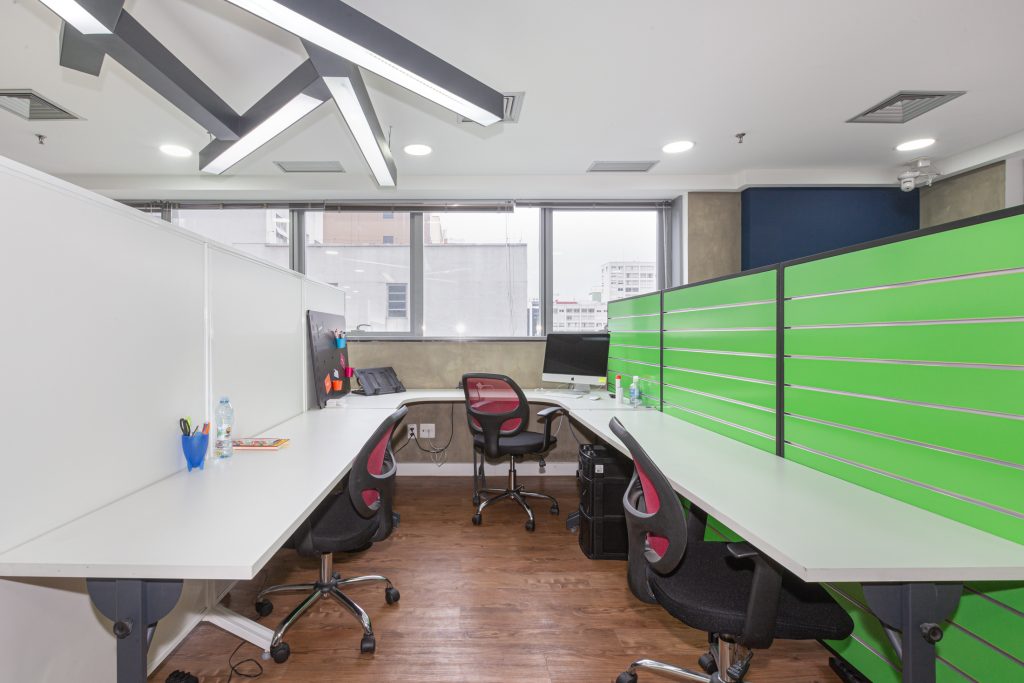 Mesas e cadeiras na sede da BSR Coworking: escritório compartilhado atende bem a rotatividade de funcionários de uma empresa
