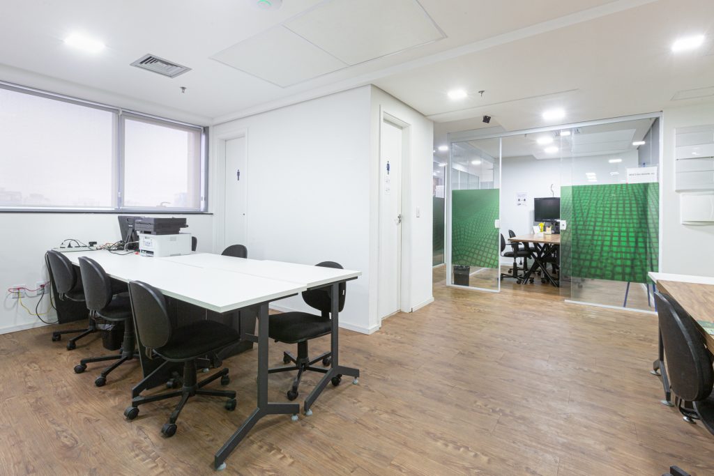 Sala para diversas pessoas em escritório compartilhado:  modelo de escritório tradicional ficou para trás