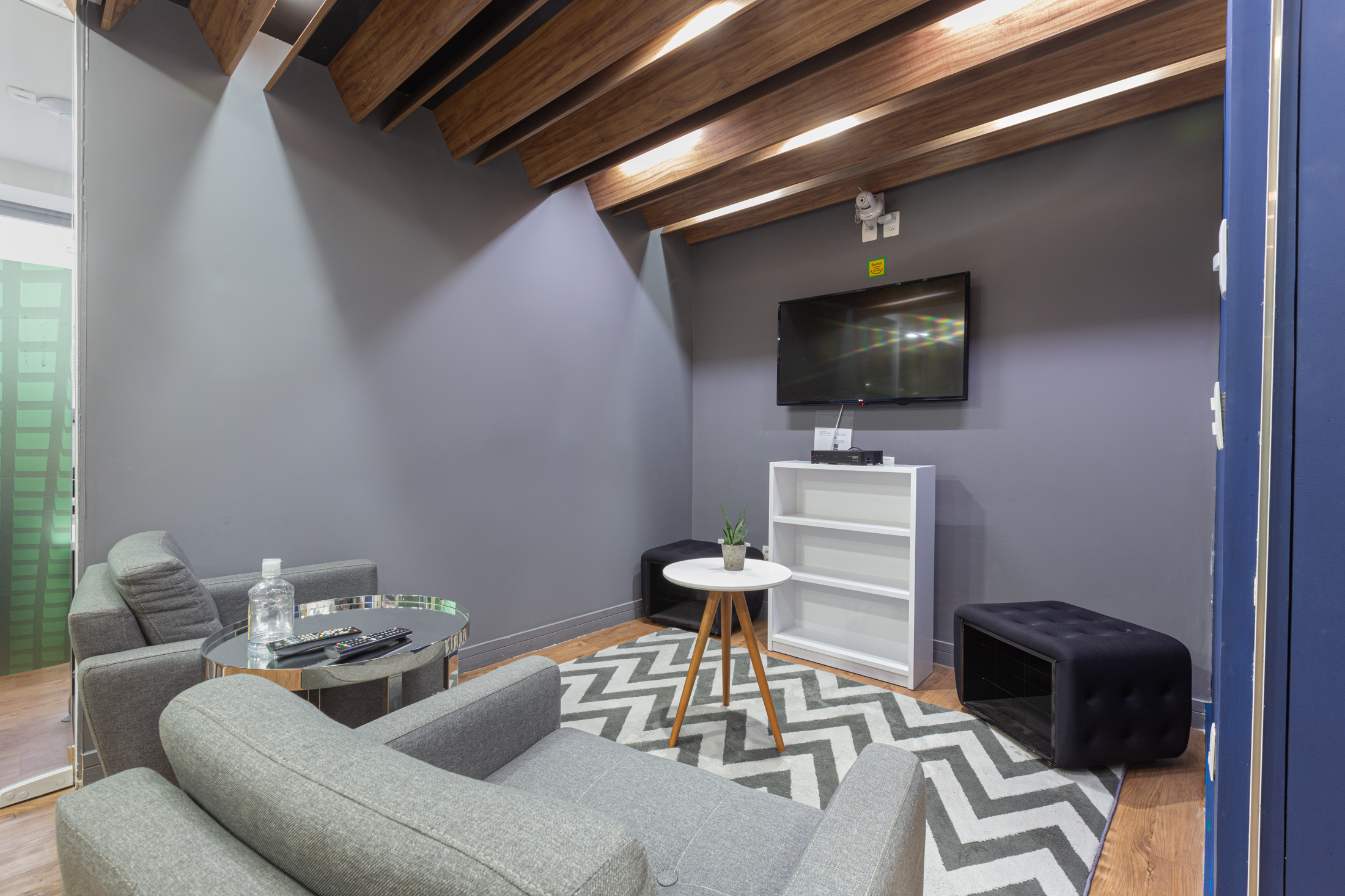 Poltronas e tv na BSR Coworking: escritório compartilhado pode ser a extensão de sua casa