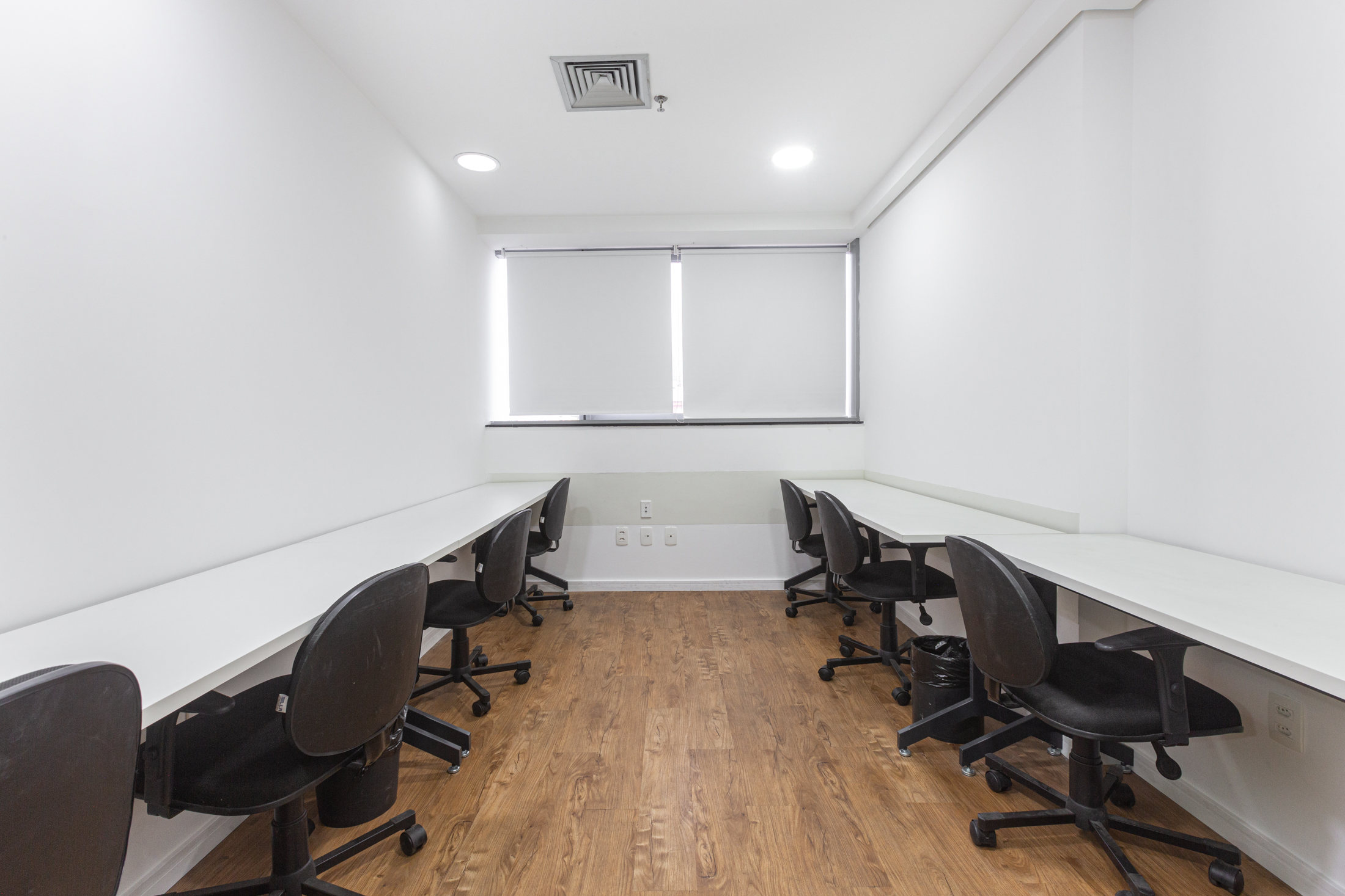Sala privativa para várias pessoas na BSR: a rotatividade de lugares em um coworking gera grande economia para as empresas