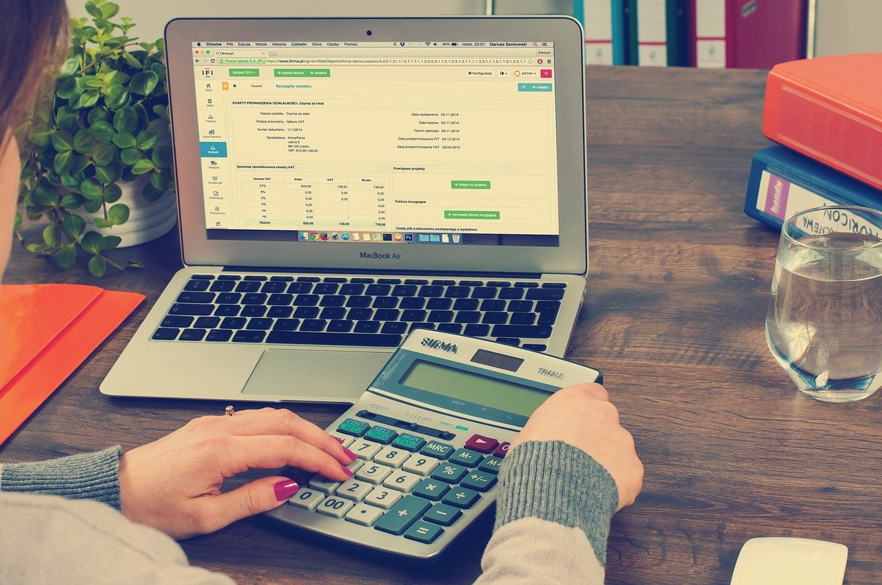Pessoa com uma calculadora: benefícios das locações de endereços fiscais como oportunidade para contadores